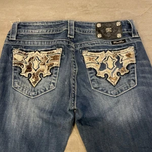 Ett par fina miss me jeans - Ett par fina miss me jeans i storlek 28 ,midja, 38 Ytterbenslängd 107 Innerbenslängd,85 Ben öppning 22! Tyvärr lite förstörd längst ner. Skriv Dm för mer bilder 🫶🏻