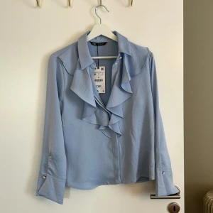 Oanvänd Zara blus - Helt oanvänd Zara blus i ljusblått 