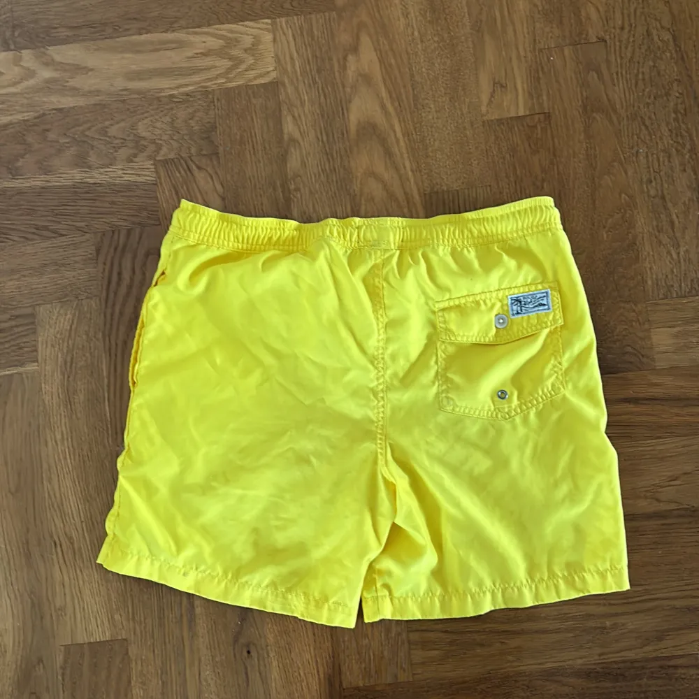 Säljer dessa Ralph lauren badbyxor som är i bra skick! . Shorts.