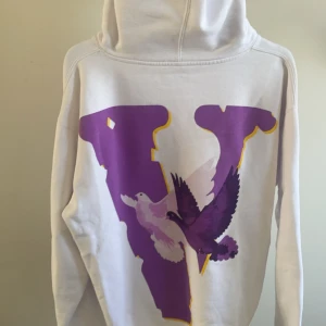 Vlone x NAV Hoodie - Sällsynt hoodie går knappt att få tag på längre.  Inköpt från stockx för några år sedan, inte använd så mycket, väldigt fin och skön passform. Storlek M  Finns en pyttelitet hål på sidan av tröjan, kan lätt lagas.
