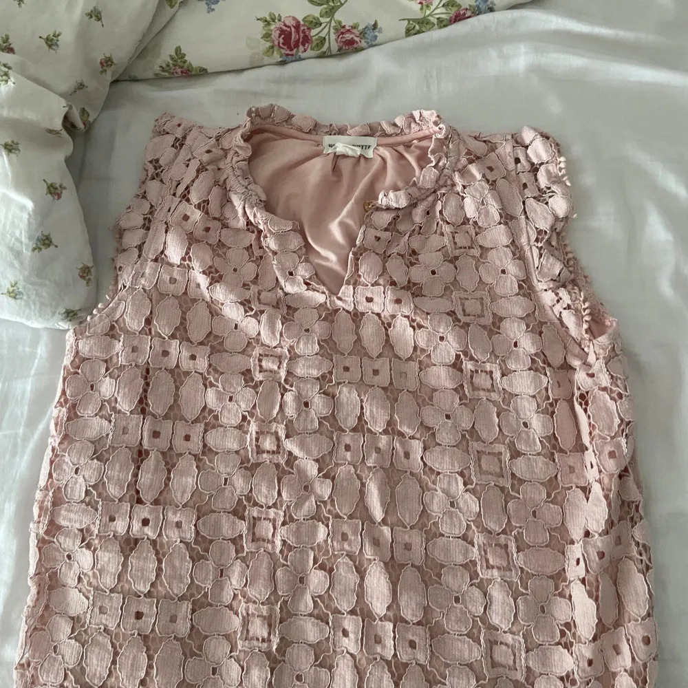 Jätte fin rosa blus som tyvärr inte kommer till användning 💗. Blusar.