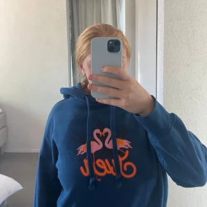 Hoodie - Blå hoodie med tryck