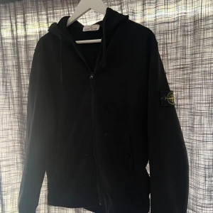 Stone Island Zip Hoodie - Säljer min stone island tröja då den är för liten för mig, bra skick