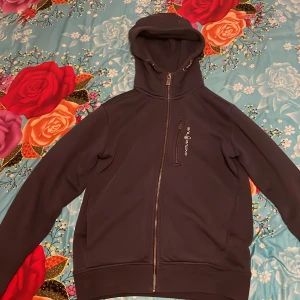 Sail Racing - Mörkblå Sail Racing kofta, storlek S. Köpt helt ny, använd 1-2 gånger bara och är i bra skick.