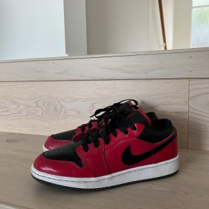 Röda och svarta Jordans - Säljer dessa snygga skor då de tyvärr är för små. De är använda typ två gånger därav det fina skicket. Det är ett par low-jordans som är röda och svarta.   Skriv vid fler frågor😊