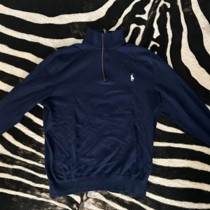 Ralph Lauren Quarter Zip - Skön Ralph Lauren Quarter Zip som har blivit för lite för mig. Inga defekter. Priset kan absolut diskuteras🙌