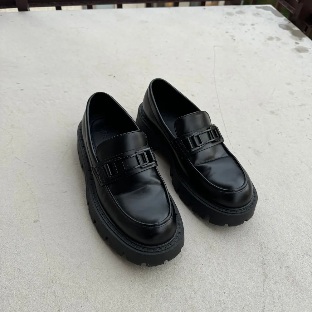 Chunky svarta loafers från Zara.  Bra skick använda 2 gånger. Inte äkta läder. Storlek 42 / 27cm. Lite stora i storleken. Jag brukar ha 43. . Skor.