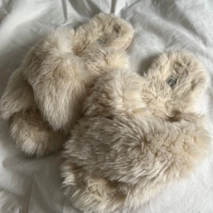 Fluffiga tofflor  - Beige/vita fluffiga tofflor från Gina tricot i storlek 38/39❣️ Lite slitna så hör av er om ni vill ha mer bilder 🥰
