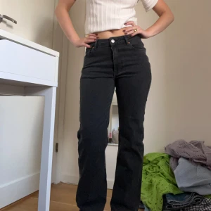 Bikbok jeans  - Jeans från bikbok köpta förra året men aldrig använda. Jeansen är midwaist. (Jag är 165cm)