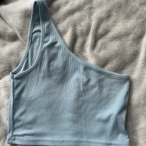One shoulder linne stl xs  - Blått one shoulder linne i storlek xs. Aldrig använd, inga defekter. Ny skick. 