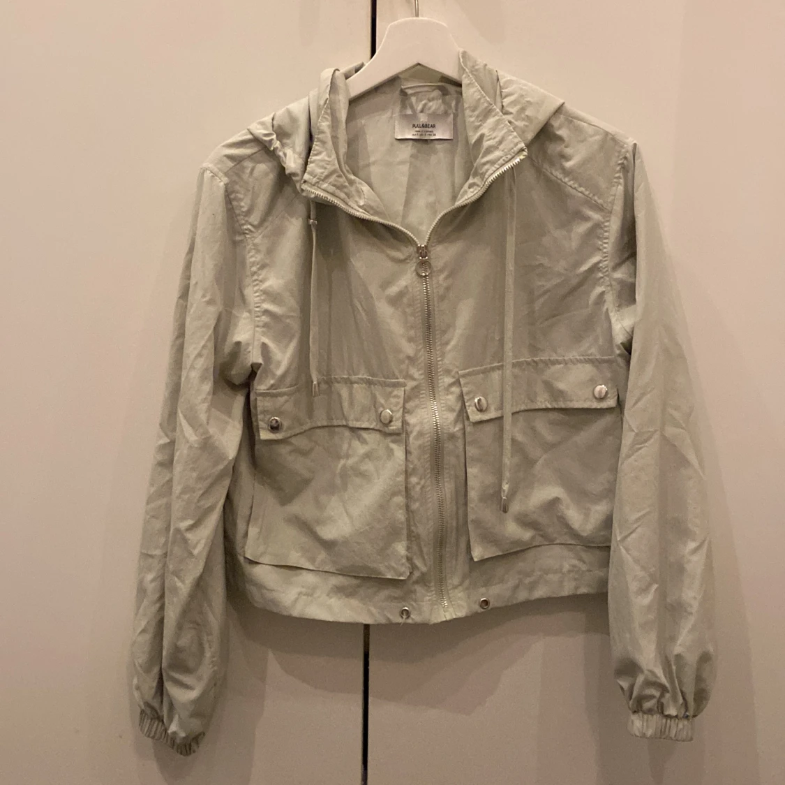 Beige vindjacka från Pull&Bear