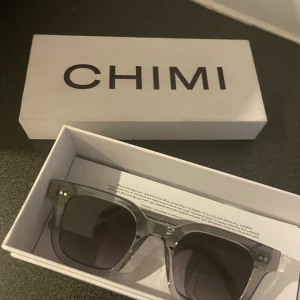 Chimi 04 grey  - Riktigt feta brillor, väldigt bra skicka inga repor och box ingår. Skick 10/10 ny pris 1350 kr