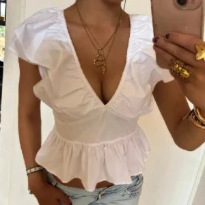 Vit blus  - Säljer denna oanvända supersöta topp🤩🤩