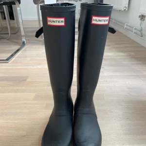 Hunter stövlar  - Hunter stövlar i storlek 37, men skulle säga de känns lite mindre i storleken. Använda 3 gånger och har inga defekter. Perfekta nu till höst/vinter 