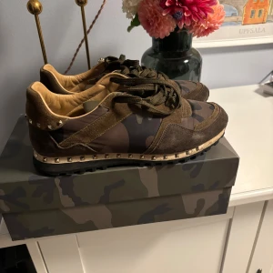 Valentino rockrunner - Säljer dessa valentino rockrunners i bra skick. Alla nitar kvar, box med tillbehör tillkommer. Storlek 44