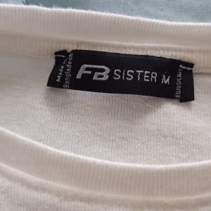 Vit långärmad tröja - Säljer min långärmad tröja den är fortfarande i bra skick då den knappt blivit använt. Det är i storlek M 