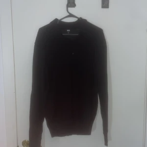 Merino Knit polo Uniqlo - En svart merino tröja från uniqlo. Nypris 500. Storlek M inga defekter. Den är gjort av merino ull å är väldigt tunn 