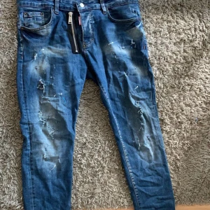 Dsquared - Ett oara ljusblåa fina jeans, d2 Dom är fräsha och som sitter bra