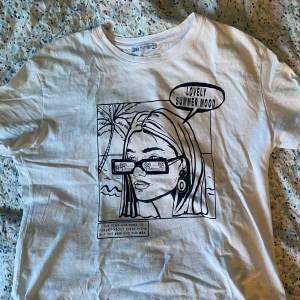T-shirt med tryck - En jättecool tshirt från zara! Knappt använd. 