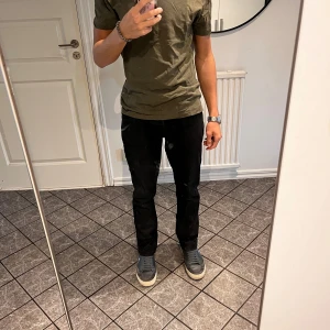 Jeans  - Säljer mina svarta blend jeans i mycket bra skick i slim. Det är i storlek 32/32 och nypris är 599kr. Kom gärna med prisförslag!!