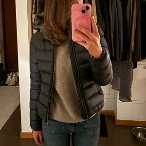 Colmar 32/xs - Säljer nu min superfina colmarjacka! Färgen är mörkblå, och grå inuti. Storlek är xs/32 Jackan är i nyskick, då den bara är använd ett fåtal gånger. Kvitto finns.   Vid intresse kan jag skicka fler bilder:)  // Ebba