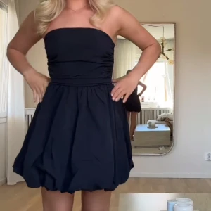 Klänning - Säljer min puff klänning från H&M Stl S Använd 2-3 gånger 