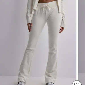 Nelly mjukisbyxor - Säljer mina fina low waist flare Mjukisbyxor från Nelly! Supersköna och oanvända, lappen kvar. Säljer pga inte får andvändning🤍