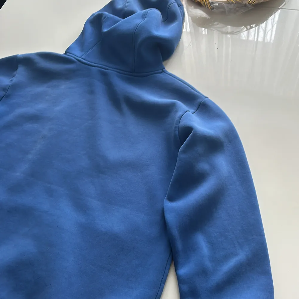 Hej säljer min blå hoodrich kofta. Den har blivit för liten för mig. Small i storlek. Hoodies.