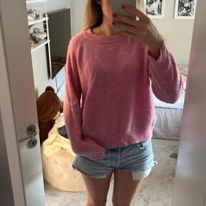 Stickad tröja - Så så fin!! Sitter som M, säljer samma i grått 