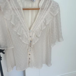 Topp - Fin topp/blus med fina broderier. Jätte skön och sval blus som man kan ha till allt. Ny skick och är ifrån zara. 