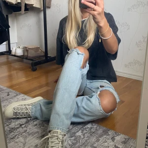 Jeans Ginatricot - Jeans från Ginatricot i en jättefin blåtvätt, storlek 36. Hålen är klippta själv. Medelhög midja