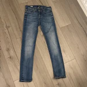 Jack & Jones slim Glenn  - Säljer dessa Jack & Jones slim Glenn i 28/30 då dem inte passar mig mig längre! Billigare vid snabb affär 