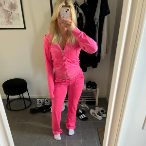 Juicy set - Säljer nu mitt rosa juicy set då de inte kommer till användning, tröjan är i storlek s och byxorna i xs. Det är köpt för  2500kr och är knappt använt. Setet är i bra skick och har inga defekter. Det är bara att skriva för frågor eller fler bilder🩷