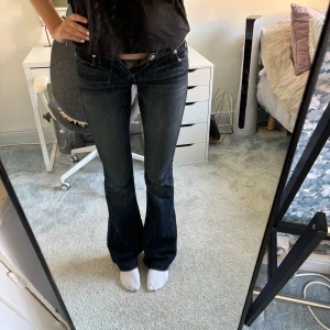 Lågmidjade Bootcut Jeans  - Säljer dessa as snygga Jeans från Rock & Republic. Dem är knappt slitna och säljer dem eftersom dem är för små 🥲. Jag har typ 28-29 i midjan så de passar nog någon som har från 26-27 i midja. Jag är 174 och dem passar mig bra i längden. 
