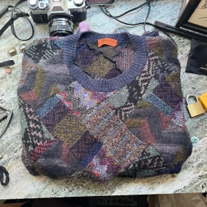 Missoni tröja - En stickad tröja i Merino ull av Missoni! Denna är stor och bekväm i storleken XL ”made in Italy”. En vacker tröja i topp skick! Mått: längd  68cm, bredd 46cm, arm längd 50cm, armveck —> nedåt 41cm! Möts på Södermalm, använd gärna ”köp nu”!  