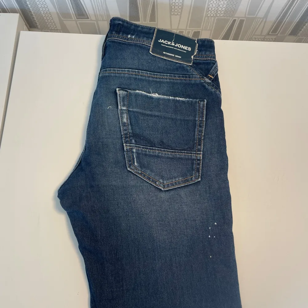 Tjena, säljer mina Jack and Jones Jeans  i den trendiga modellen Glenn. De har supersnygga slitningar! Jeansen är knappt använda, cond 9,5/10. Nypris: 1100kr, hör av er vid minsta intresse// Anton. Jeans & Byxor.