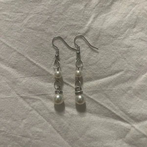 Pärlörhängen  - Ett par silverörhängen som även finns att köpa enskilt så kolla mina andra annonser! Pris kan diskuteras.
