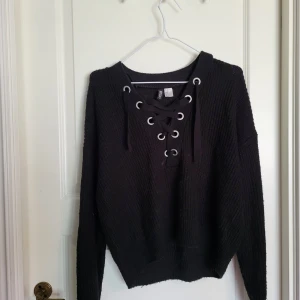 Stickad tröja - Svart stickad tröja från hm! Använd en hel del men ändå i bra skick!