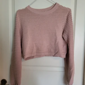 Rosa tröja - En stickad rosa tröja från hm. I bra skick och inte använd mycket!