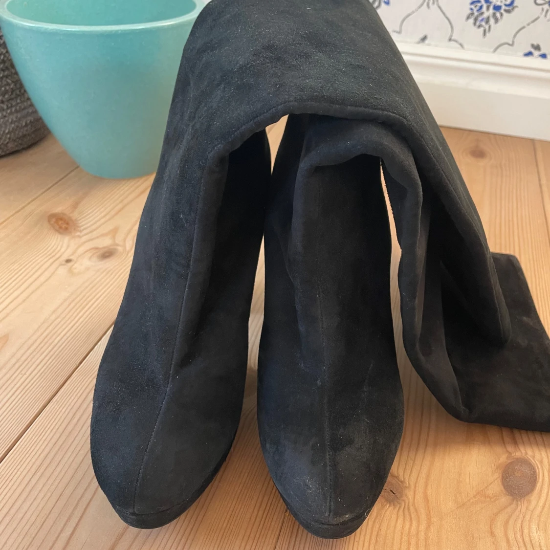 Svarta höga stövlar