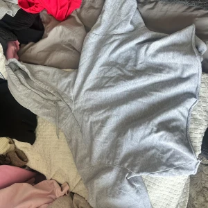 Kortärmad hoodie - En grå hoodie som jag har klippt till t shirt, jätte fin till svarta eller blåa jeans😍