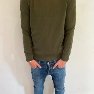 Massimo Dutti tröja - Just nu så säljer jag denna sjukt snygga Massimo dutti tröjan i mossgrön färg, grym passform samt passar med mycket! Cond 8/10 
