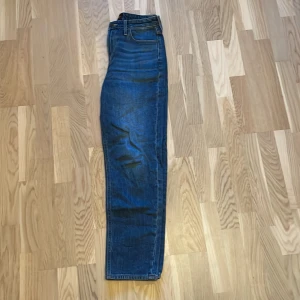Blå jeans från Lee - Säljer ett par klassiska blå jeans från Lee i ekologisk bomull. De har en straight passform och är midwest, vilket ger en snygg och bekväm stil. säljer dem pågrund av att de inte passar längre. inga defekter finns och dem är inprincip oandvända, har Max andvänts 8ggr. köpta för 1300kr nu säger jag dem för 350kr. skriv om du vill ha mer info ex bilder. 