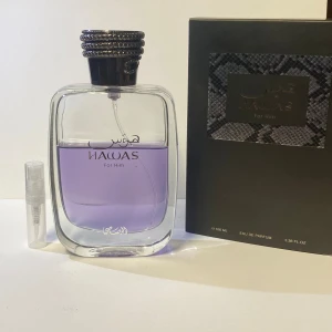 Rassasi hawas 2ml - Rasasi Hawas är en populär parfym från Dubai som kombinerar fräscha fruktiga, marina och träiga noter. Med inslag av bergamott, äpple, kanel, plommon och ambergris, ger den en livfull och maskulin doft som passar  vardagen. Finns endast i 2ml 