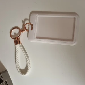 Photocard holder - Säljer detta photocard holdern/nyckelring från Sydkorea! Helt oanvänd! Passar photocards men utan sleeves