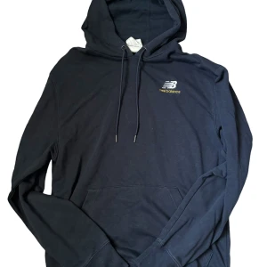 Svart hoodie från New Balance - Säljer en snygg och bekväm marinblå hoodie från New Balance. Den har en klassisk design med ett luftigare material. Bara att fråga vid funderingar.