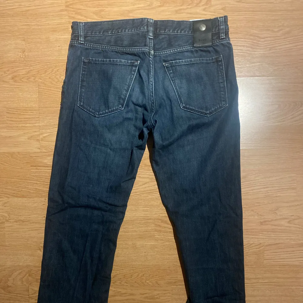 Snygga Hugo boss jeans i storlek w32 och L34. Dom är regular fit och passade mig som är 182! Pris kan diskuteras vid snabb och enkel affär!. Jeans & Byxor.