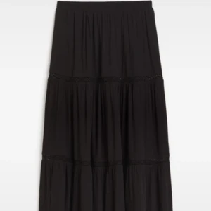 Lång kjol men spetsdetaljer  - Svart supersöt kjol från hm  Strl s  Använd en handfull ggr