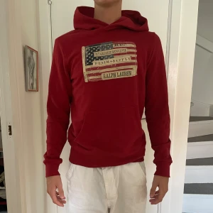 Ralph Lauren hoodie - Sällsynt Ralph Lauren hoodie i bra skick. Storlek S, sitter som S/M. Skriv om du har några funderingar.
