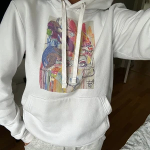 Vit Hoodie med tryck  - Vit hoodie med tryck i flera färger!!